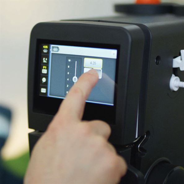 BERNINA Q20 longarm machine includes sturdy quilting components