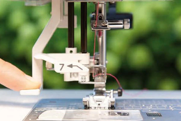 Elna eXcellence 710 includes strong fabric control features